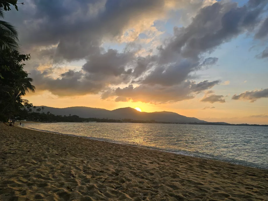 Solnedgång över ön - utsikt från hotellets strand