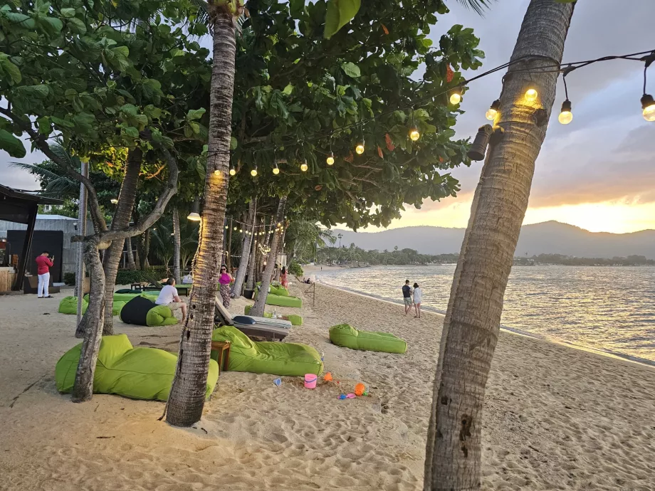 Hotellets strand på kvällen