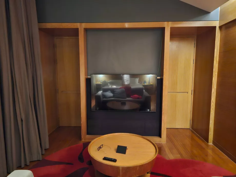 Rum med en stängd dörr som avskiljer hallen och badrummet