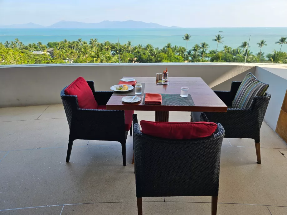 Frukost - terrass med utsikt