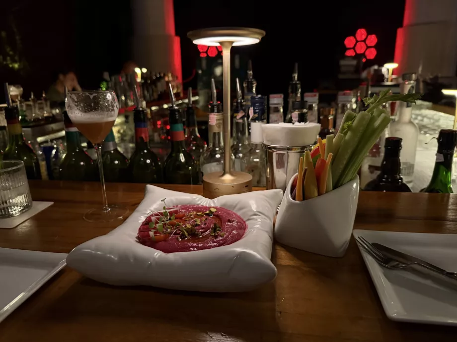 Hummus med rödbetor i WooBar