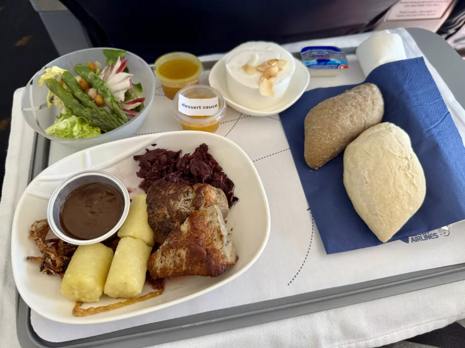Huvudrätt: fläskfilé med gnocchi, rödkål och stekt lök
