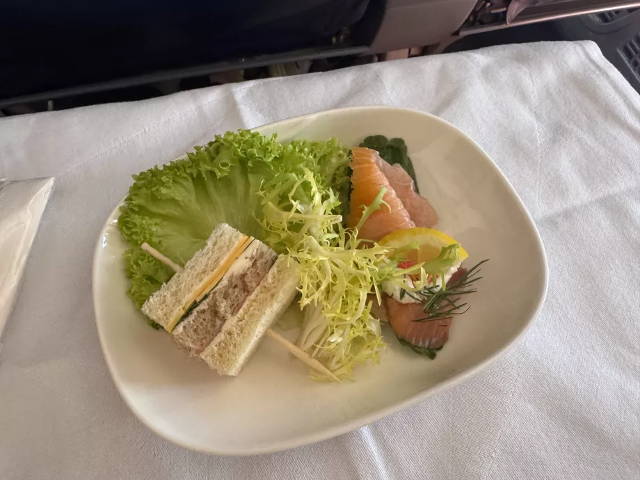 Förrätt: toast, sallad och lax
