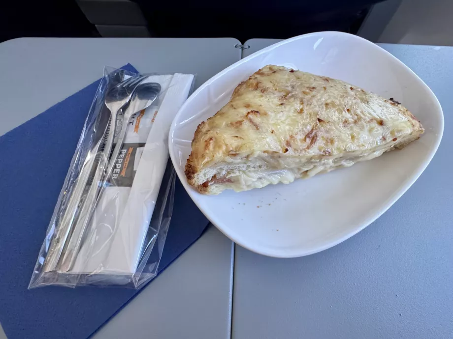 Första serveringen - bakad toast med ost och skinka