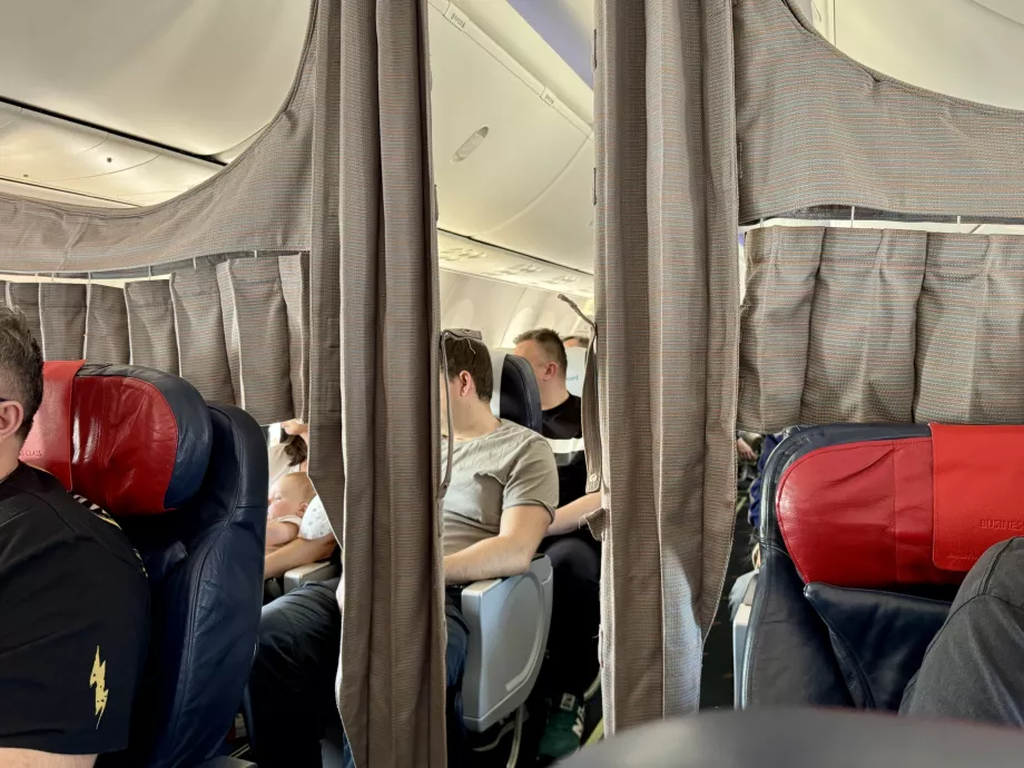 Draperi som skiljer business class från economy cabin
