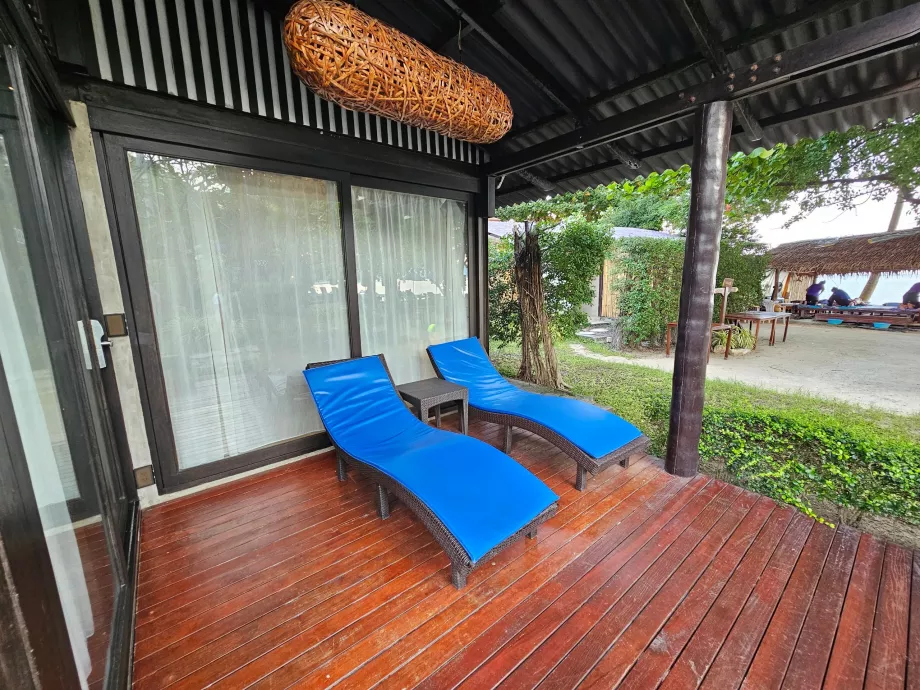 Solstolar framför vår svit med ett sovrum