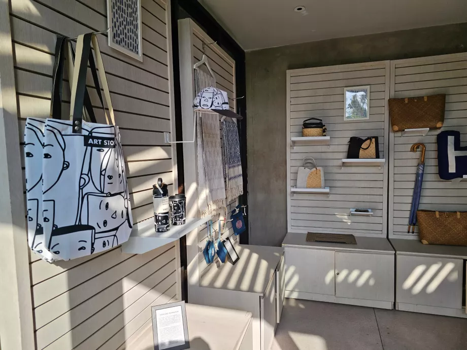 Liten souvenirbutik i receptionen