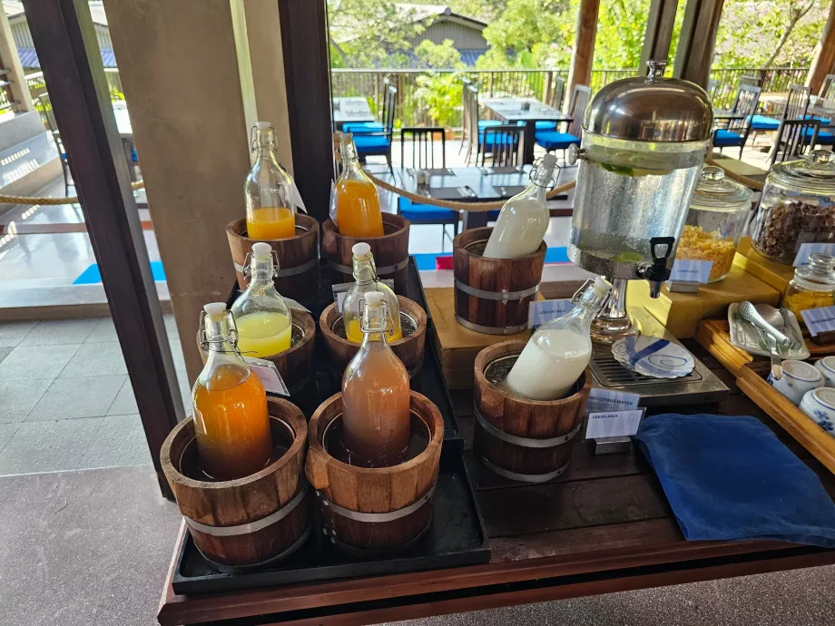 Frukost - juice, vatten och mjölk