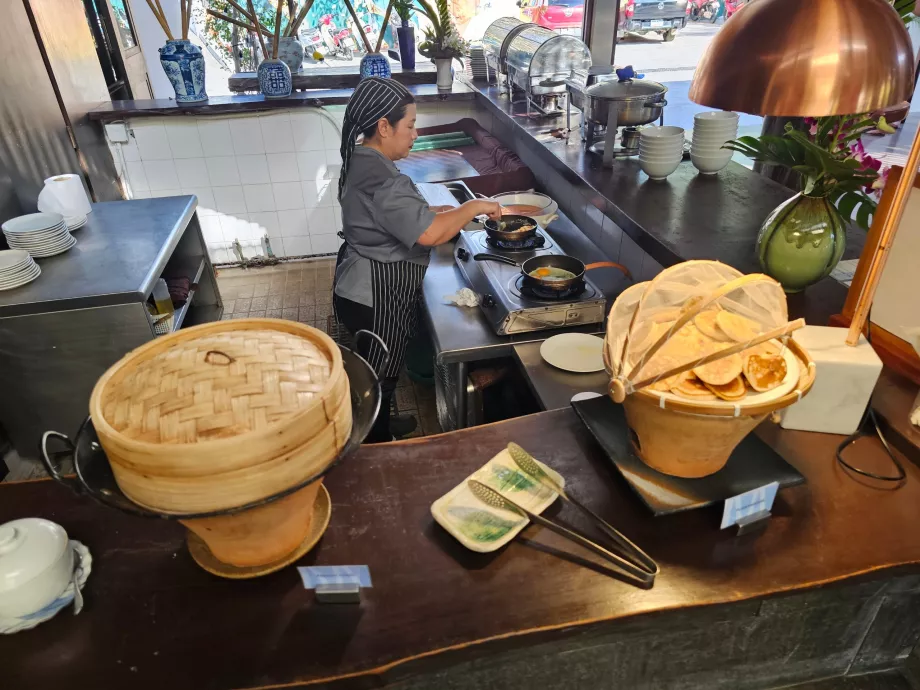 Frukost - pannkakor och äggberedning