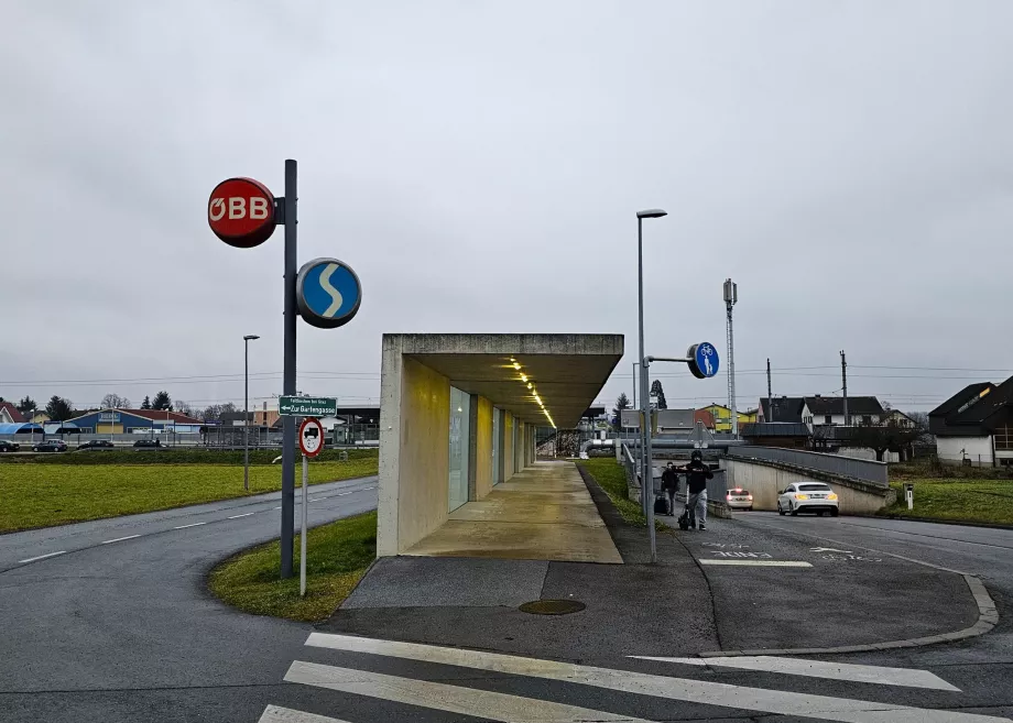 Tågstation nära flygplatsen - riktning Graz till vänster