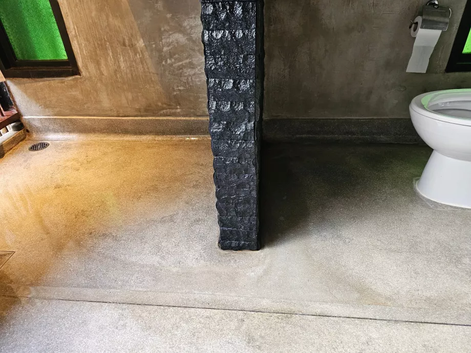 Vattnet från duschen rinner ner i toaletten