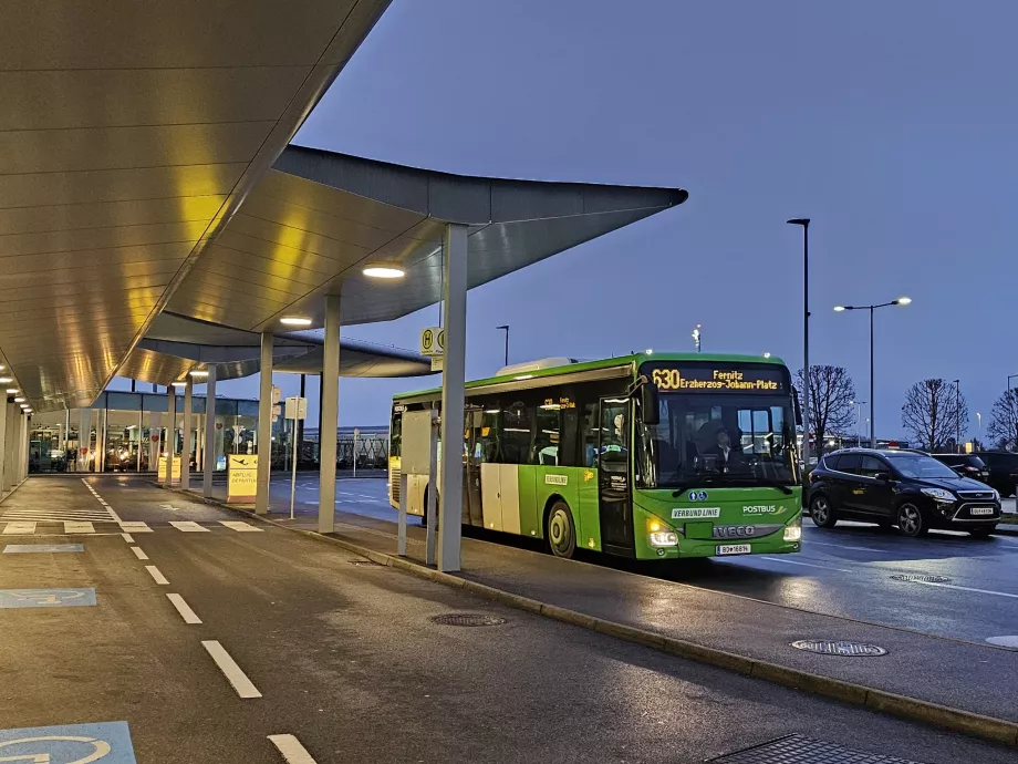 Busshållplats 630 framför avgångshallen