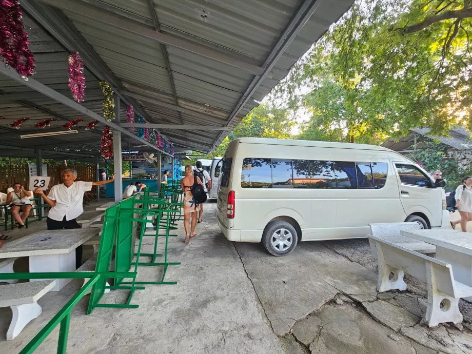 Minivan - avresa tillbaka till hotellet