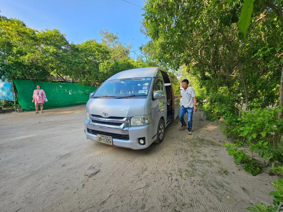 Minivan för transfer från hotellet till hamnen