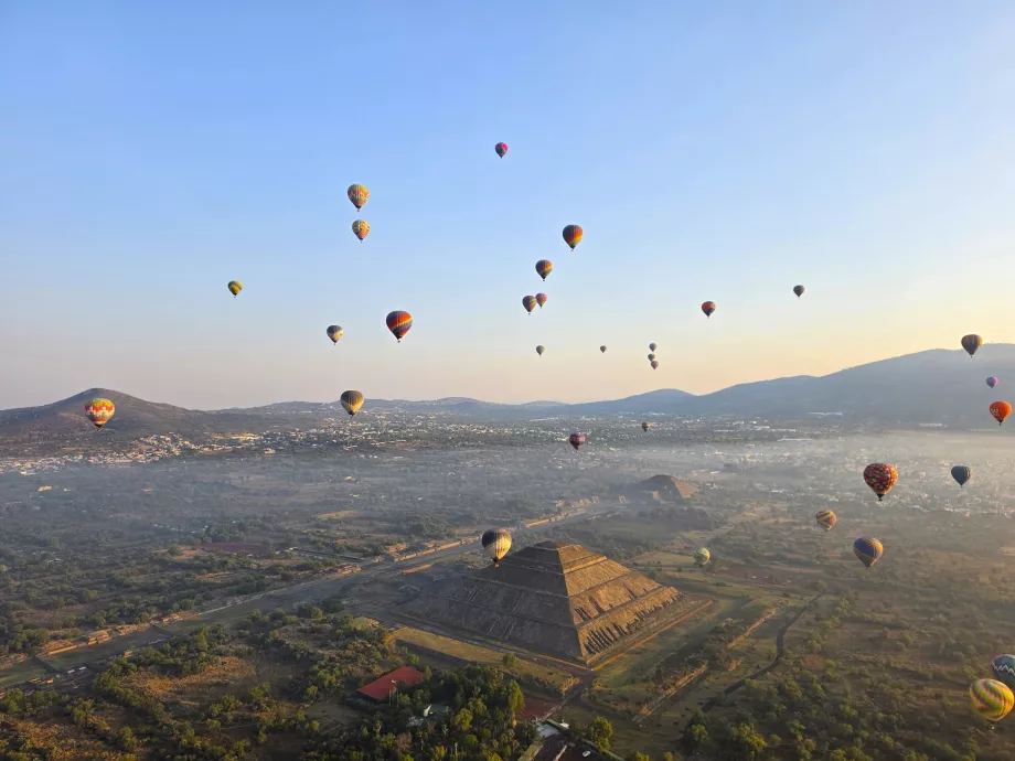 Ballongflygning över pyramiderna i Teotihuacán