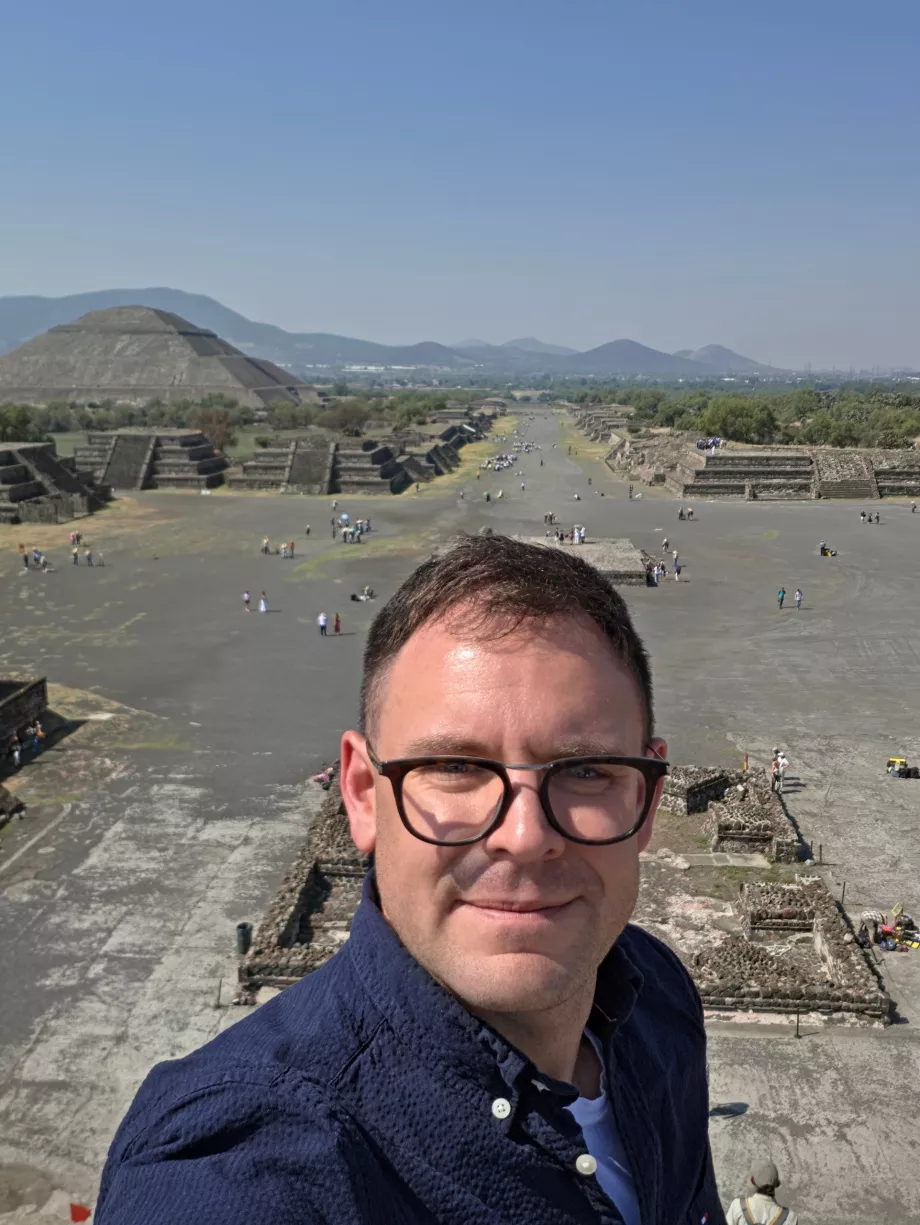 Jag vid pyramiderna i Teotihuacán