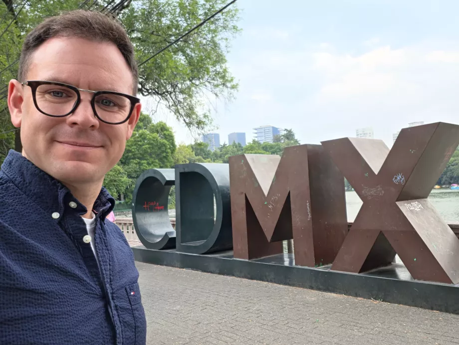 Jag framför skylten "CDMX"