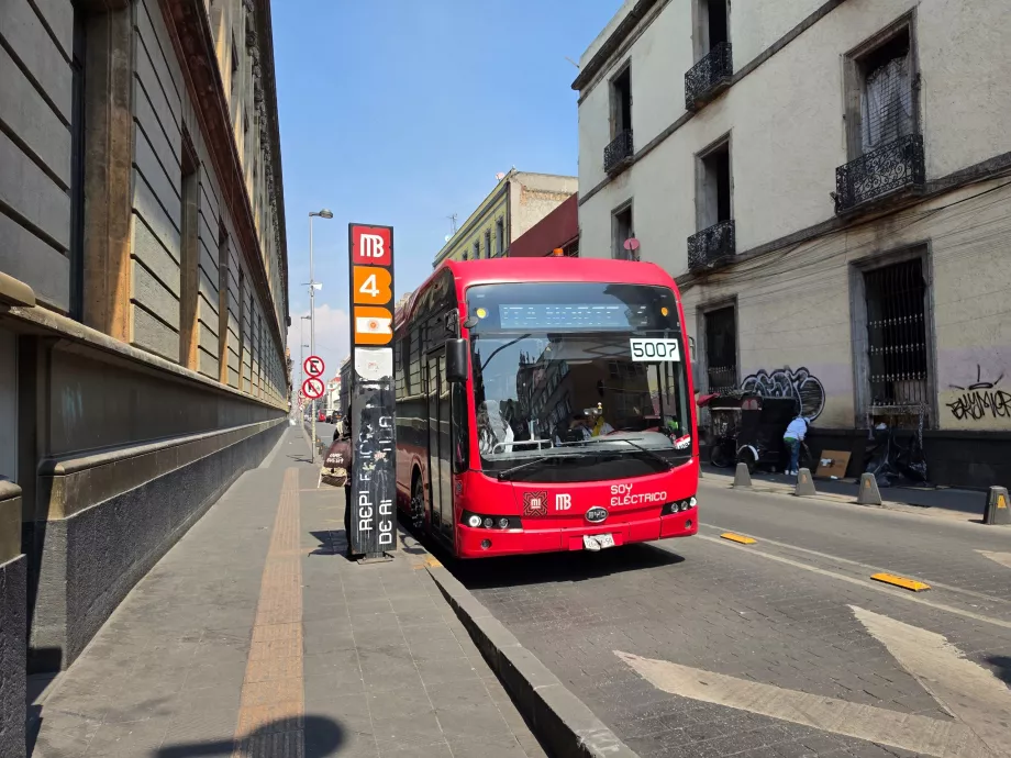 Metrobusshållplats i den historiska stadskärnan