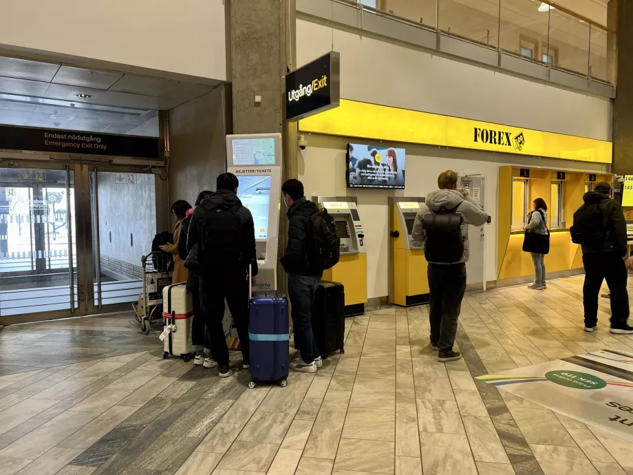 Biljettautomat bredvid växlingskontoret på Göteborg Airport