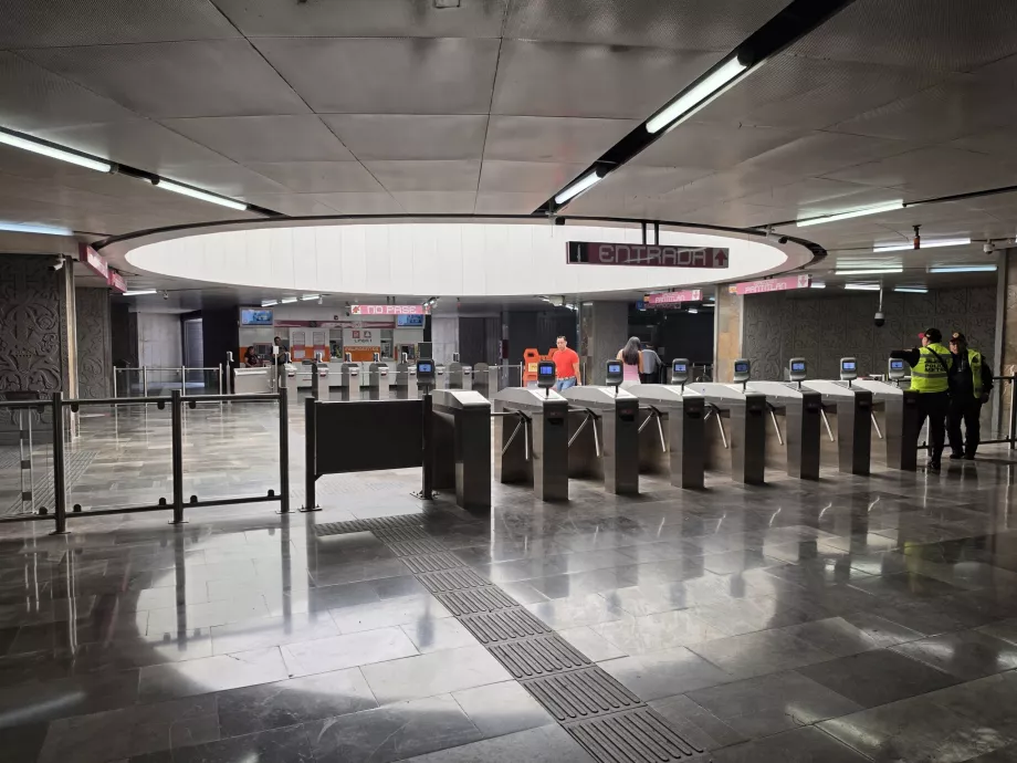 Ingång till stationen via vändkors