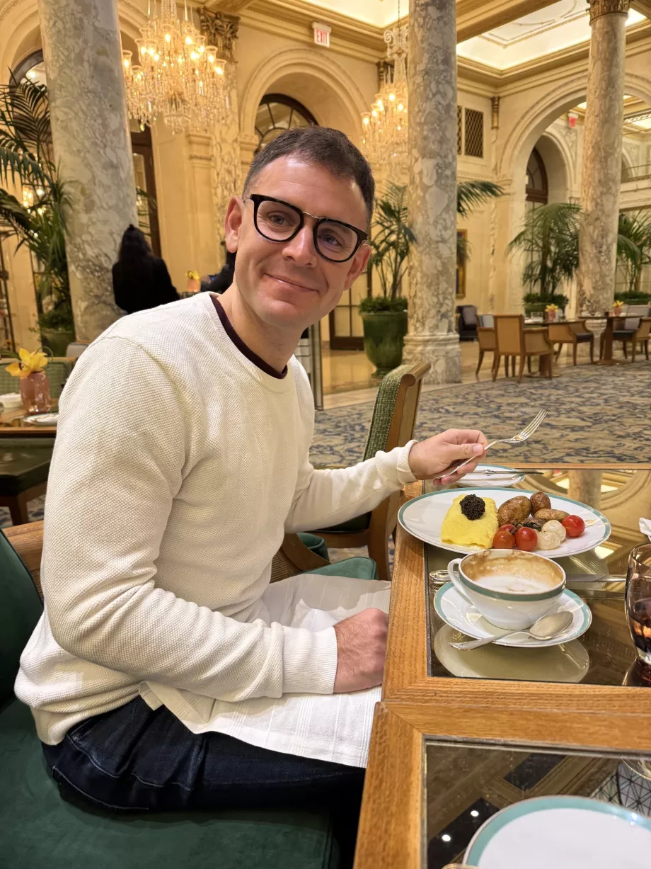 Jag äter frukost på Plaza Hotel