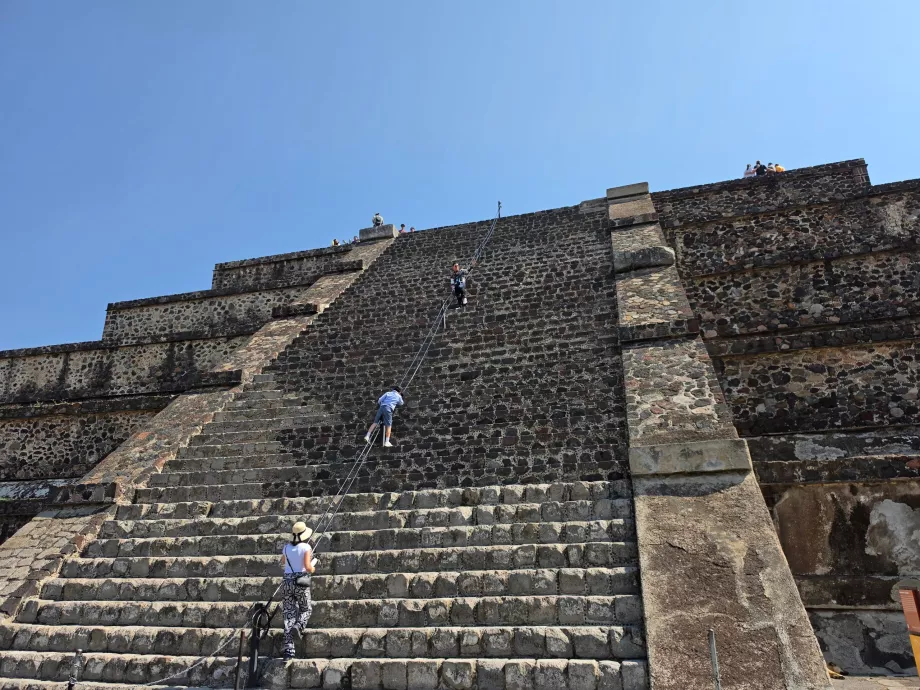 Klättring på månens pyramid