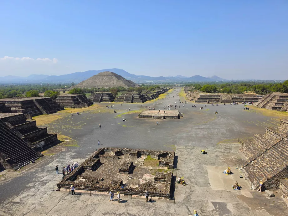 Utsikt över platsen från månens pyramid