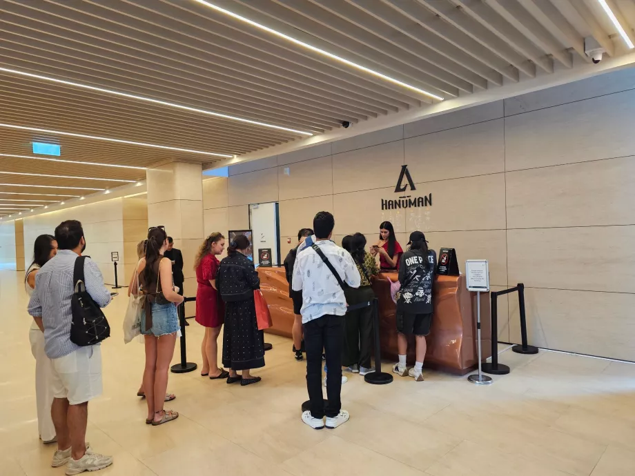 Akara Sky Hanuman - Reception i källaren