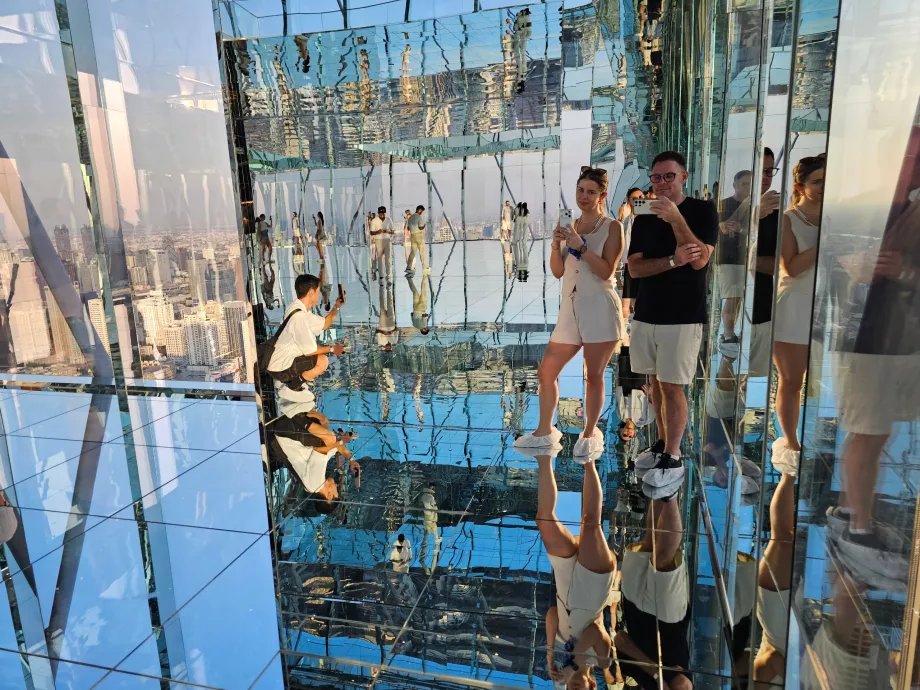 Akara Sky Hanuman - Vi i rummet Bangkok Reflektion