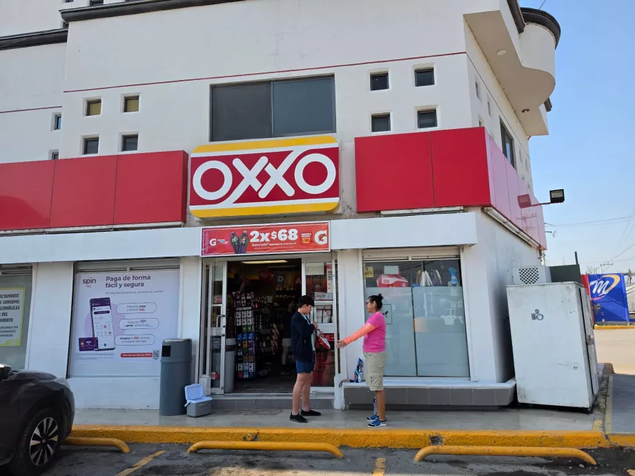 Mittemot ligger Oxxo mini-market