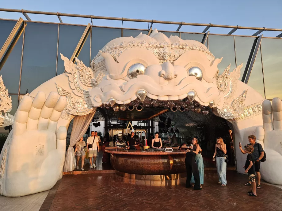 Akara Sky Hanuman - den ikoniska ingången till terrassen