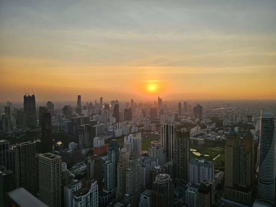 Solnedgång från Akara Sky Hanuman