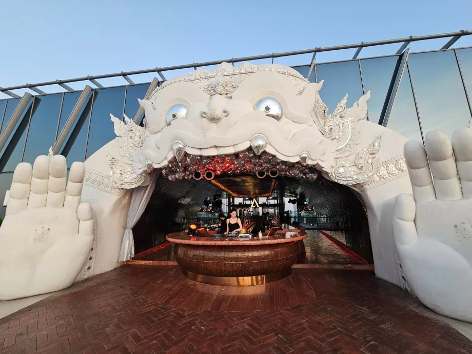 Akara Sky Hanuman - den ikoniska ingången till terrassen