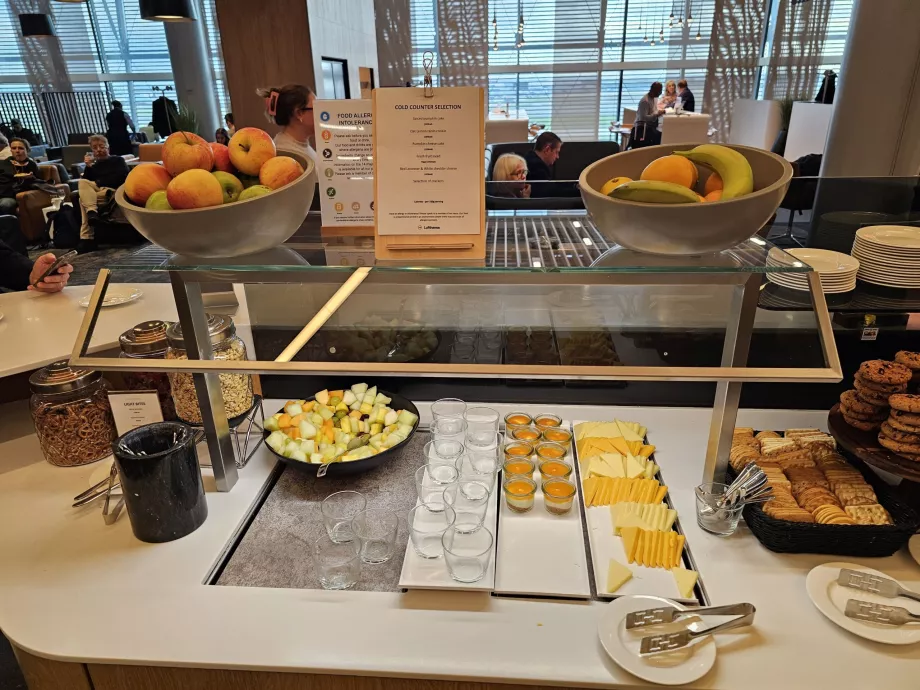 Godis, frukt och ost