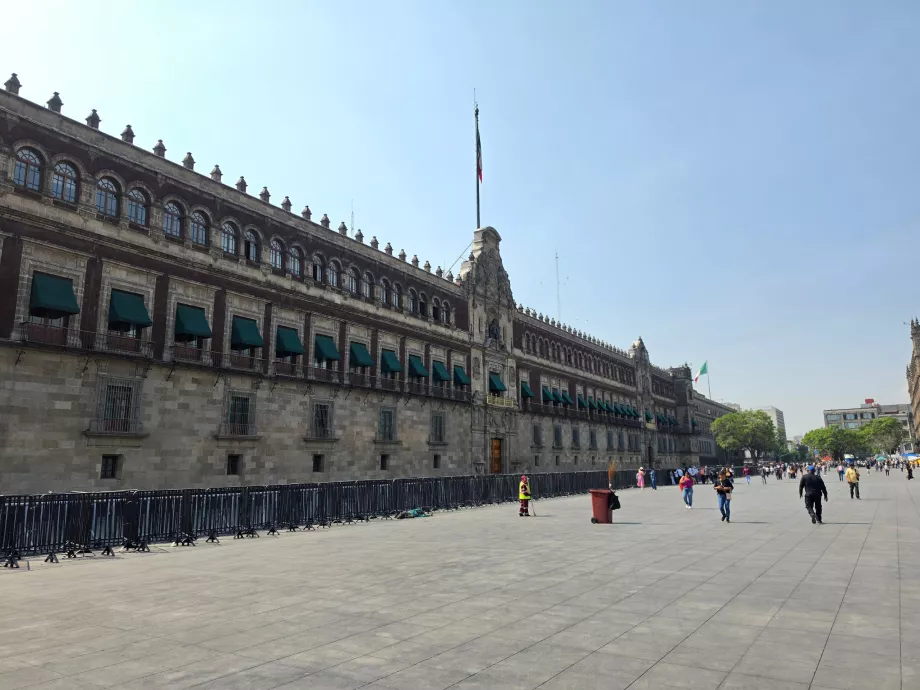 Zócalo-torget, Palacio Nacional