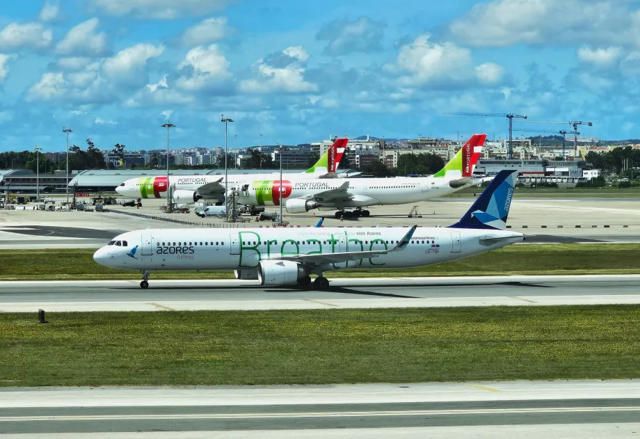Azores Airlines, Airbus A321 i Lissabon med skylten "Breathe"