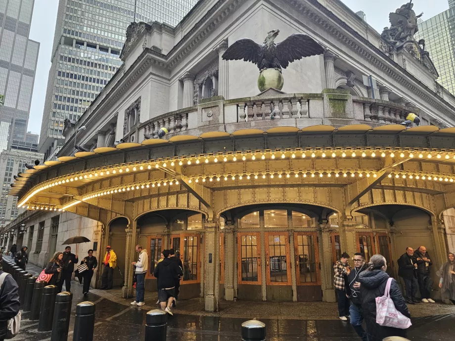 Örnstaty ovanför entrén