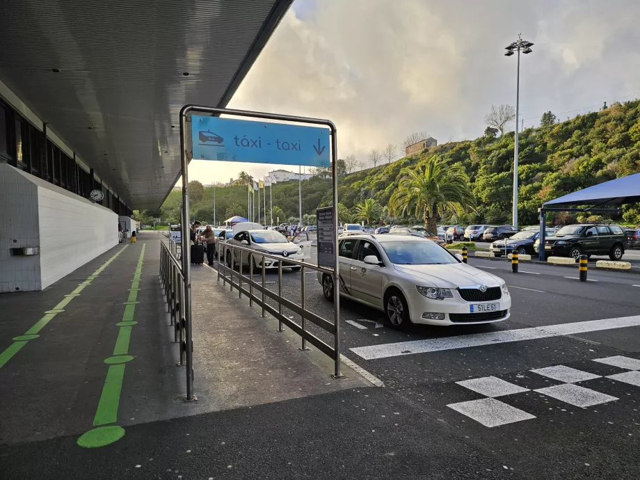 Taxistation direkt framför ankomsthallen