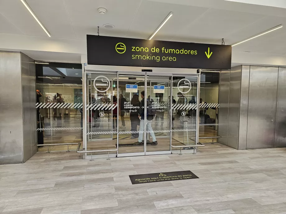 Röklounge i transitområdet, Lissabon flygplats