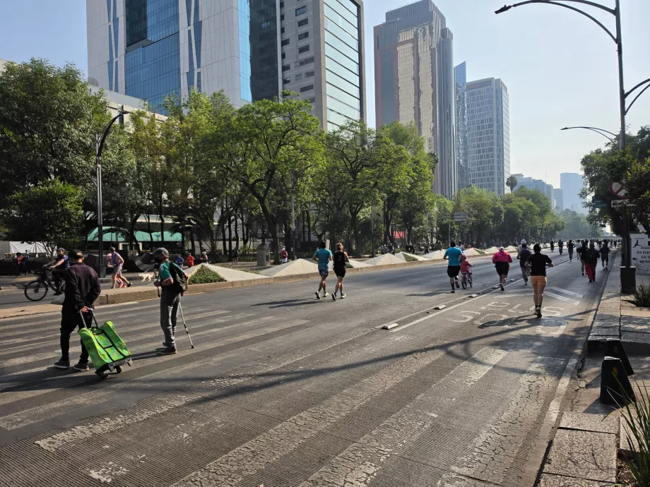 En söndagsmorgonjogg längs Reforma-gatan