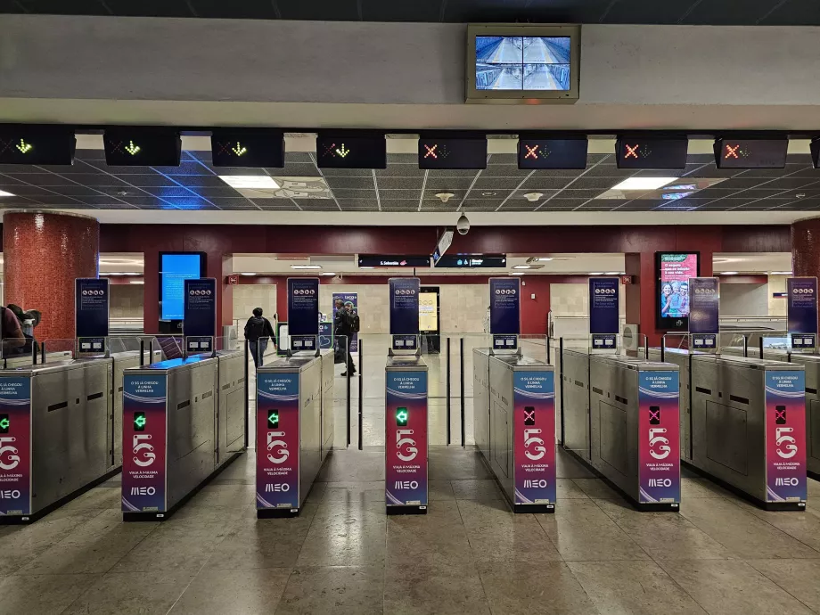 Turnstiles för att komma in i tunnelbanestationen