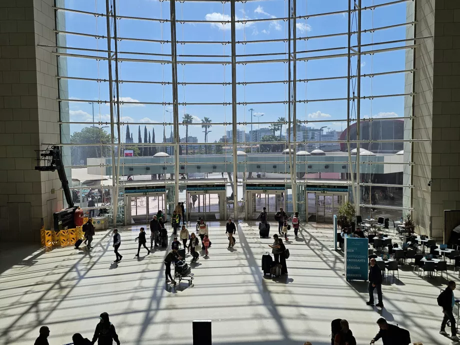Utgång från Terminal 1 till tunnelbana och bussar