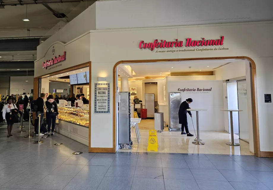 Det enda caféet i den allmänna delen av Terminal 2
