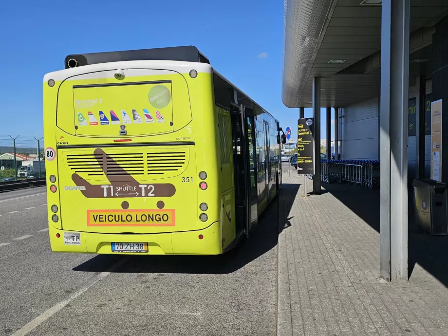 Skyttelbusshållplats framför Terminal 2