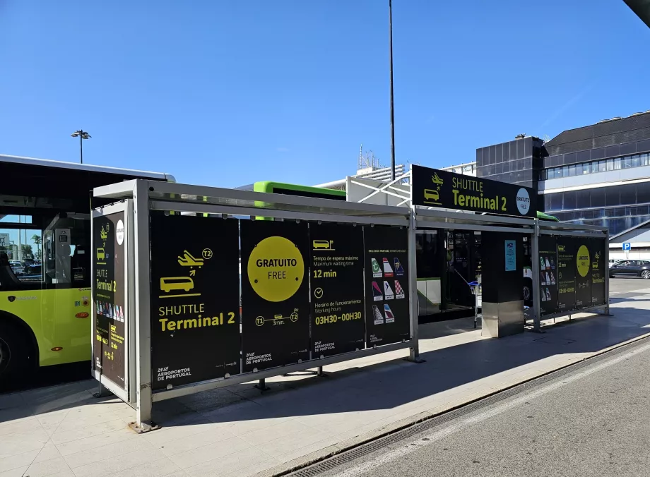 Skyttelbusshållplats framför Terminal 1