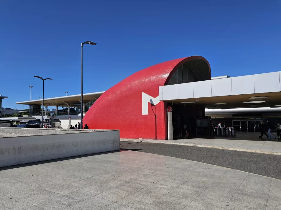 Tunnelbanestation framför Terminal 1