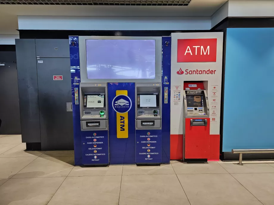 Bankomater i terminal 1 ankomsthall