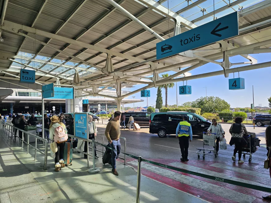Taxistation framför Terminal 1