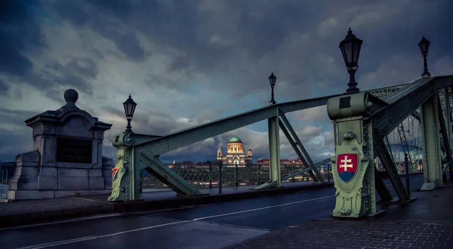 Utsikt över Ostrihom från Slovakien