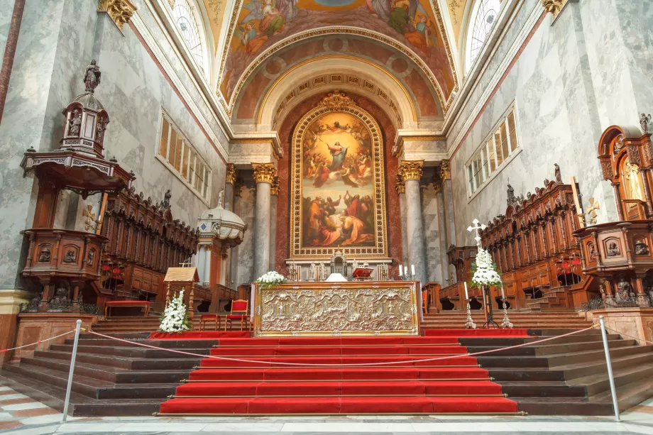 Interiör från basilikan i Ostrihoma